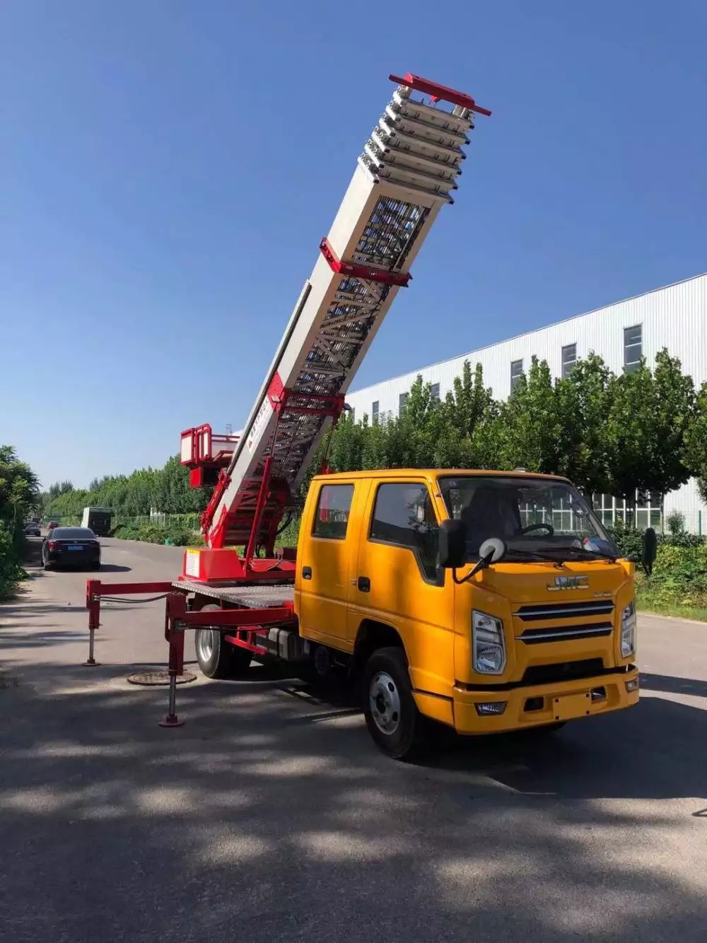 句容附近的云梯车出租服务：轻松解决高空作业需求