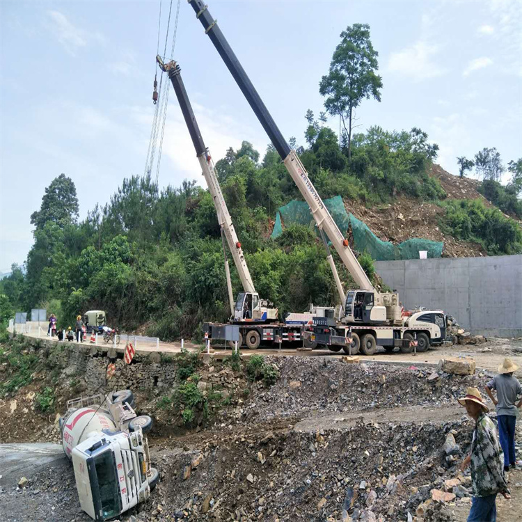 句容汽车掉沟里叫吊车救援要多少钱